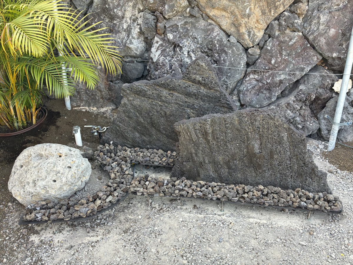 Active lava flow through volcanic rock — Kona, Big Island